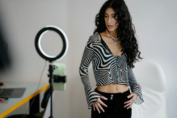 Stylische accessoires die dein schlichtes outfit zum blickfang machen